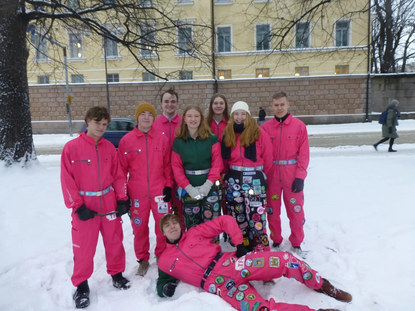 Spektrum rf:s styrelse 2026 i snön framför Moderskärlek-statyn