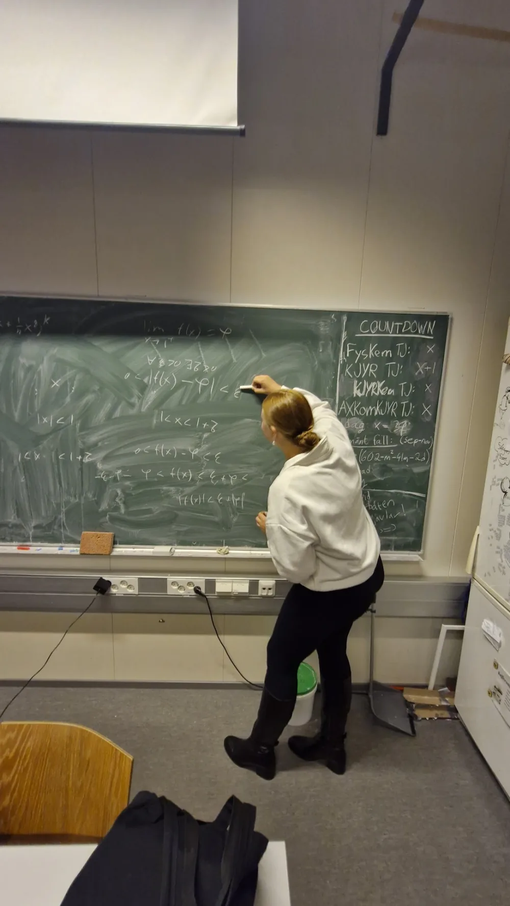 En studerande skriver matematik på tavlan i Spektrums kafferum