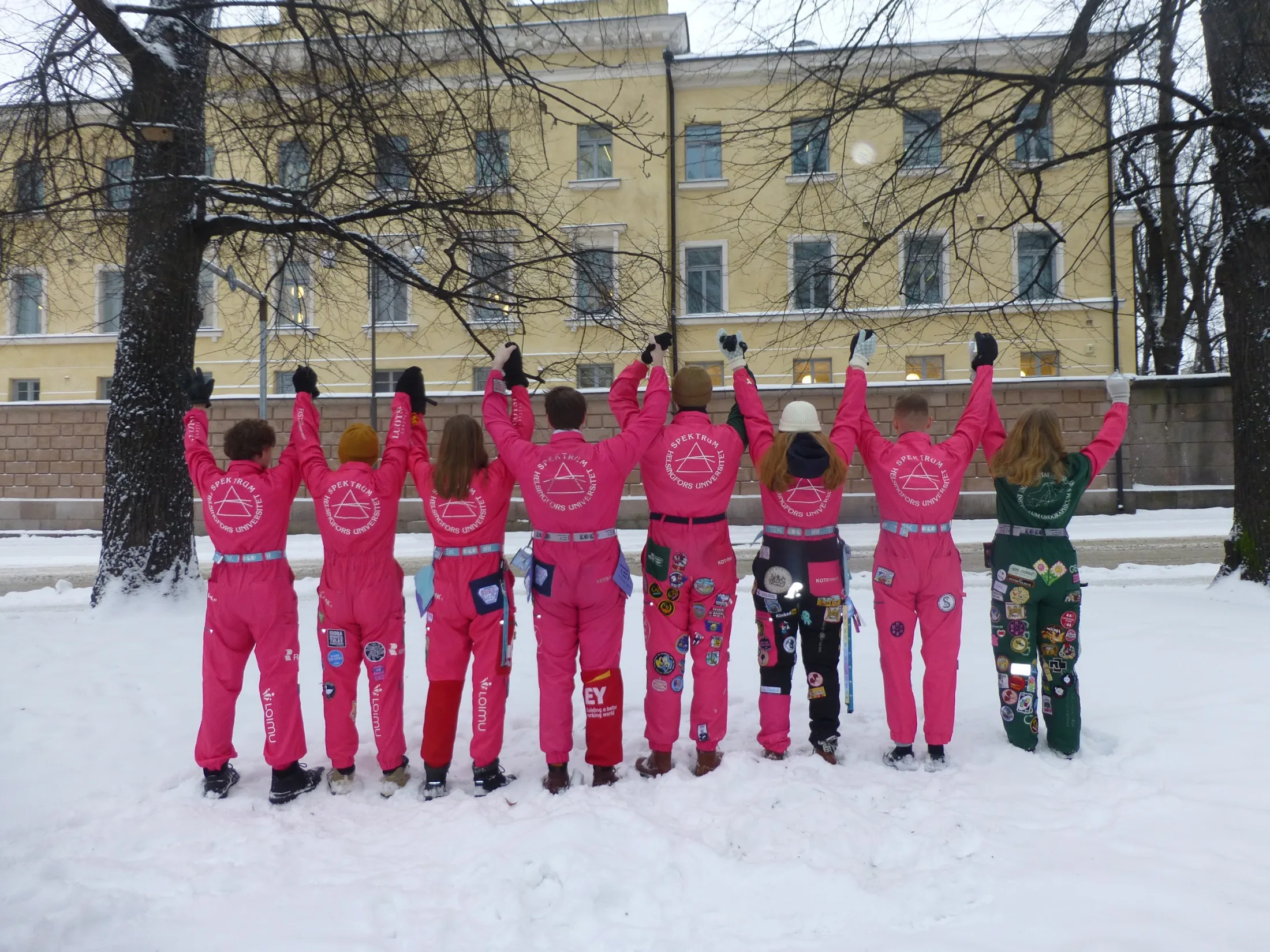 Spektrumiter i färggranna studentoveraller