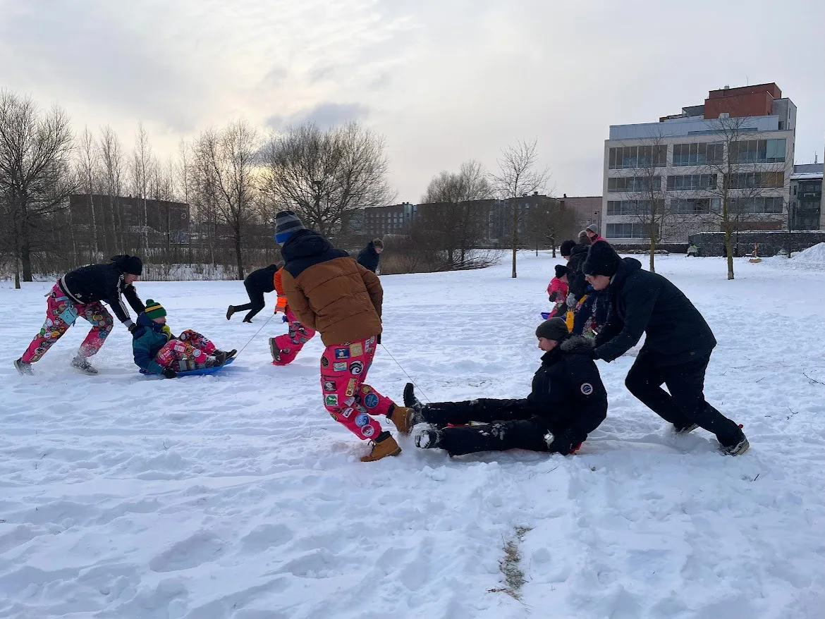 Spektrumiter som åker pulka i snön