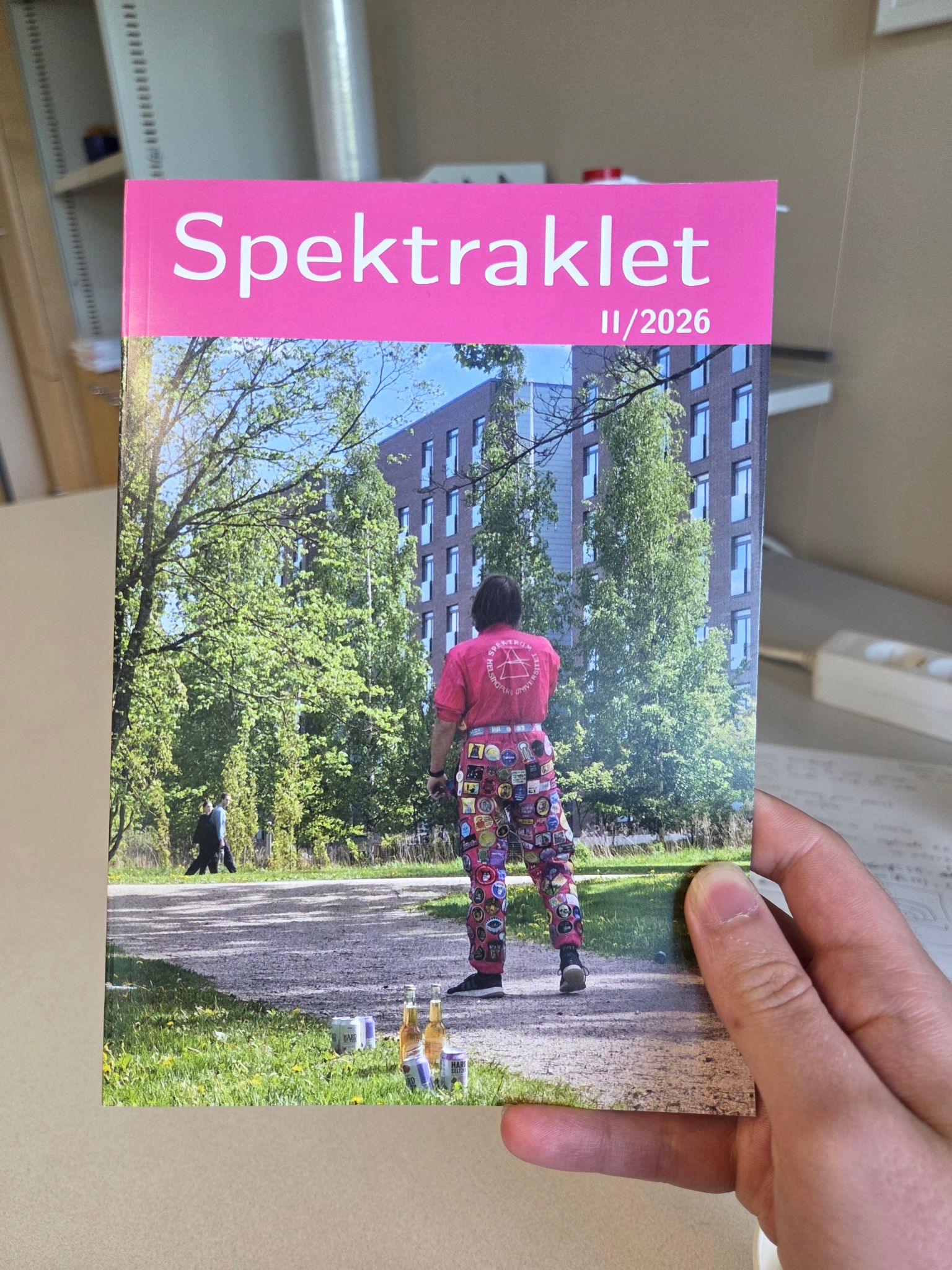 Ett tryckt Spektraklet-nummer hålls upp framför kameran.