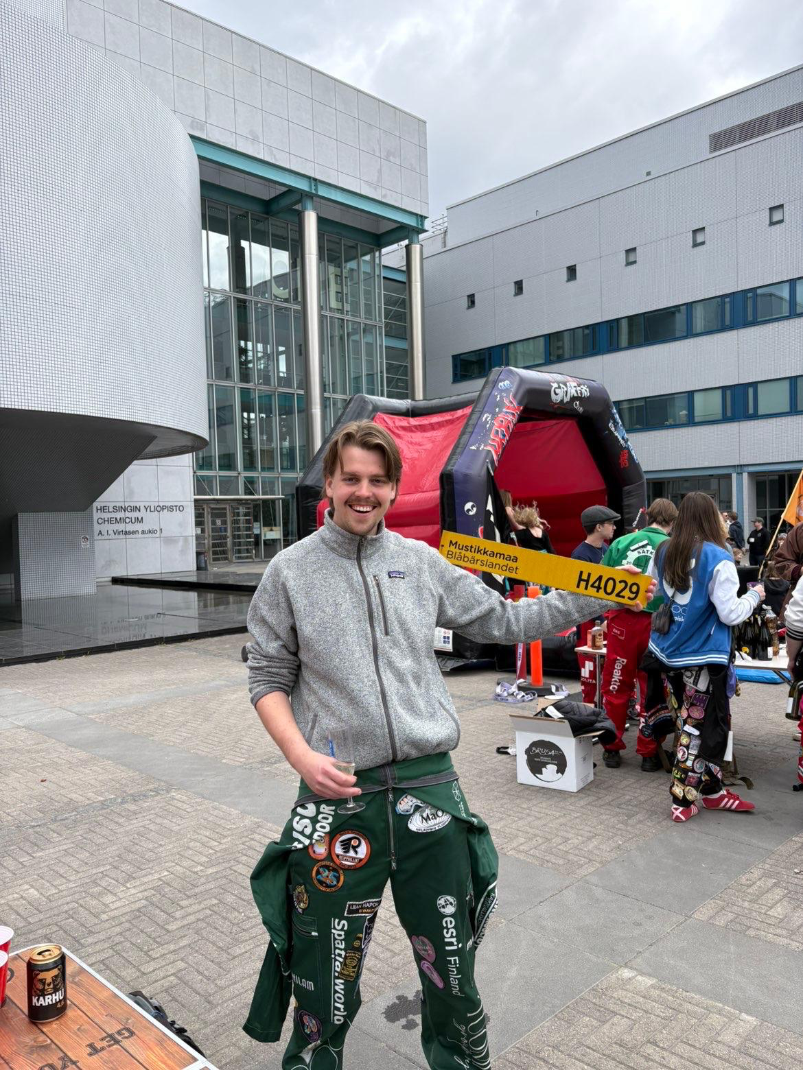 Simon på campus i halare