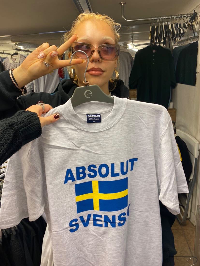Stella med en svensk skjorta