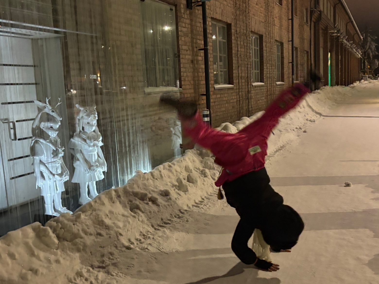 Victoria gör handstående i snön