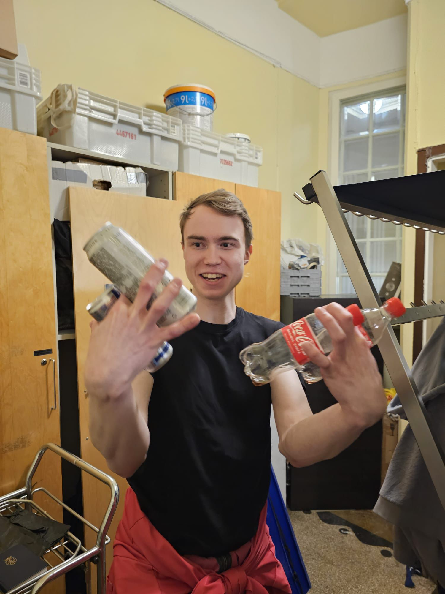 Viljam med drycker i kafferummet